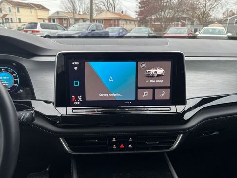 Used 2025 Volkswagen Atlas Cross Sport SE image 18