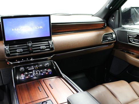Used 2024 Lincoln Navigator Reserve image 20
