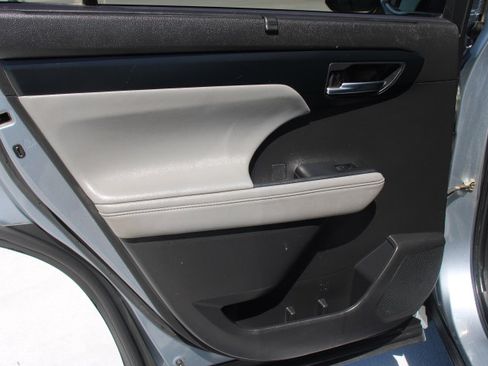 Used 2022 Toyota Highlander XLE AWD/4WD image 13