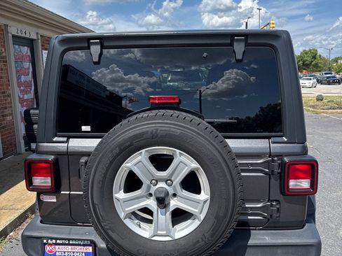 Used 2018 Jeep Wrangler Unlimited Sport S AWD/4WD image 4