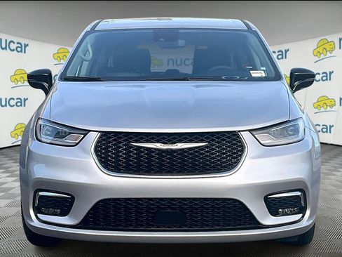 Used 2024 Chrysler Pacifica Touring-L image 2