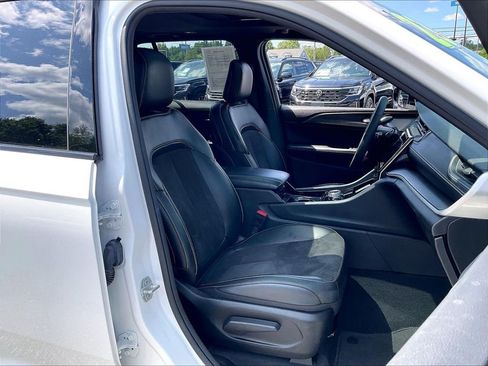 Used 2023 Jeep Grand Cherokee Altitude AWD/4WD image 10
