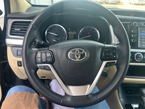 Used 2019 Toyota Highlander XLE image 22