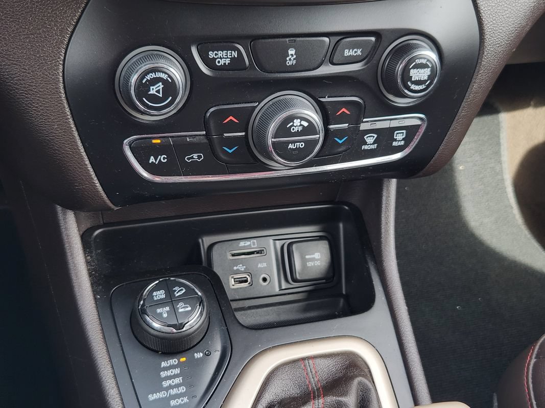 Used 2014 Jeep Cherokee Trailhawk w/ Comfort/Convenience Group AWD/4WD image 23