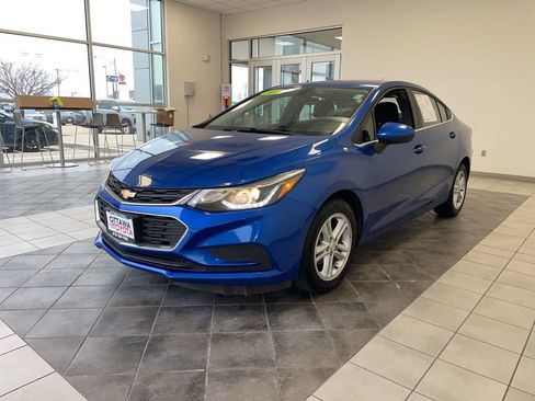 Used 2017 Chevrolet Cruze LT image 2