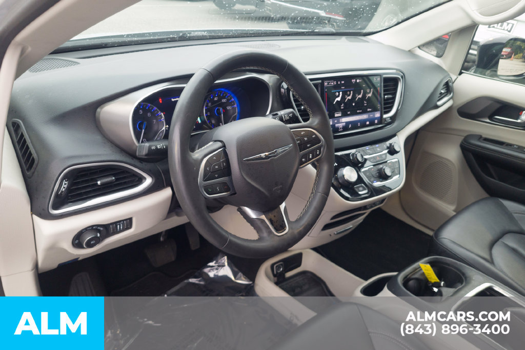 Used 2024 Chrysler Pacifica Touring-L FWD image 15