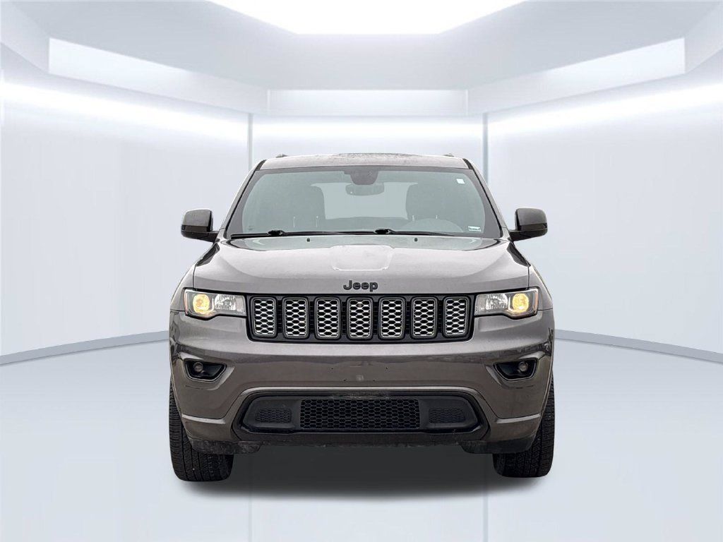 Used 2018 Jeep Grand Cherokee Altitude AWD/4WD image 9