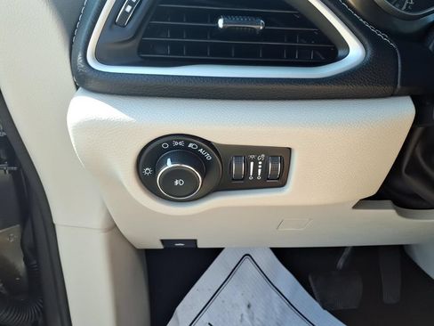 Used 2023 Chrysler Pacifica Touring-L FWD image 11
