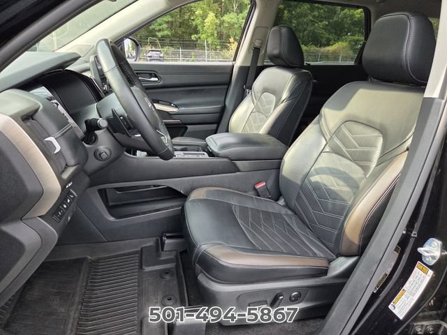 Used 2024 Nissan Pathfinder Platinum w/ Lighting Package (N92) FWD image 9