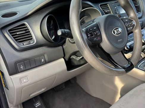 Used 2015 Kia Sedona LX w/ LX Convenience Package image 19
