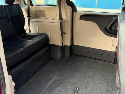 Used 2014 Dodge Grand Caravan SXT image 17