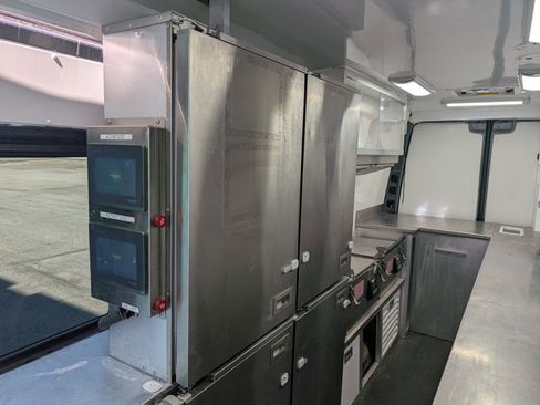 Used 2021 Mercedes-Benz Sprinter 4500 w/ Parking Package image 22