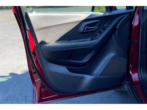 Used 2017 Chevrolet Trax LT image 23