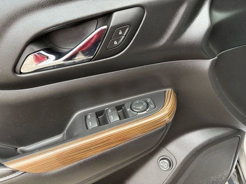 Used 2018 GMC Acadia SLE image 19