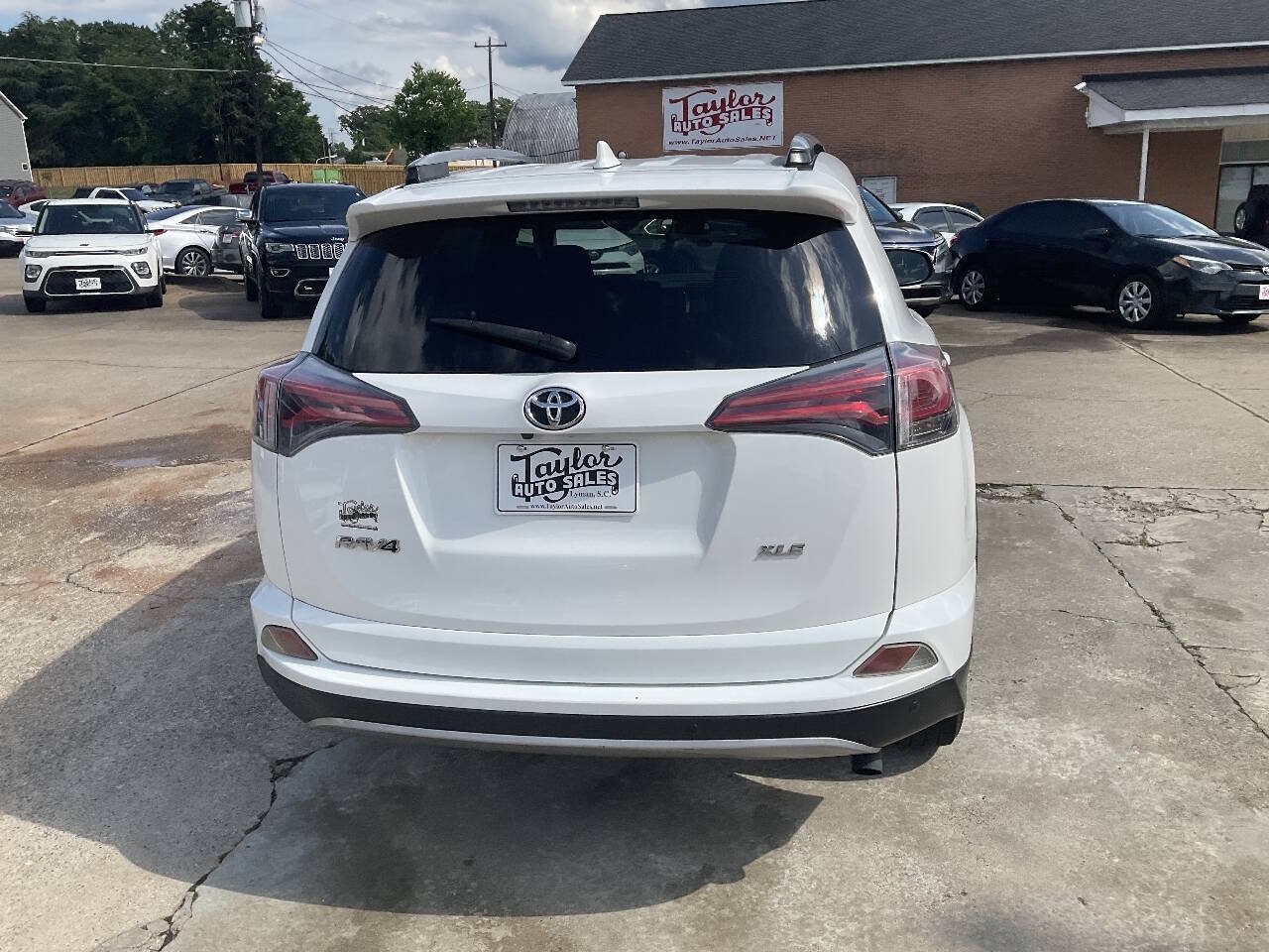 Used 2018 Toyota RAV4 XLE FWD image 4