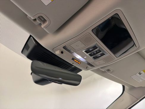 Used 2025 Land Rover Discovery Dynamic SE image 18