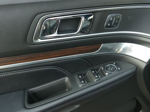 Used 2017 Ford Explorer Limited image 14