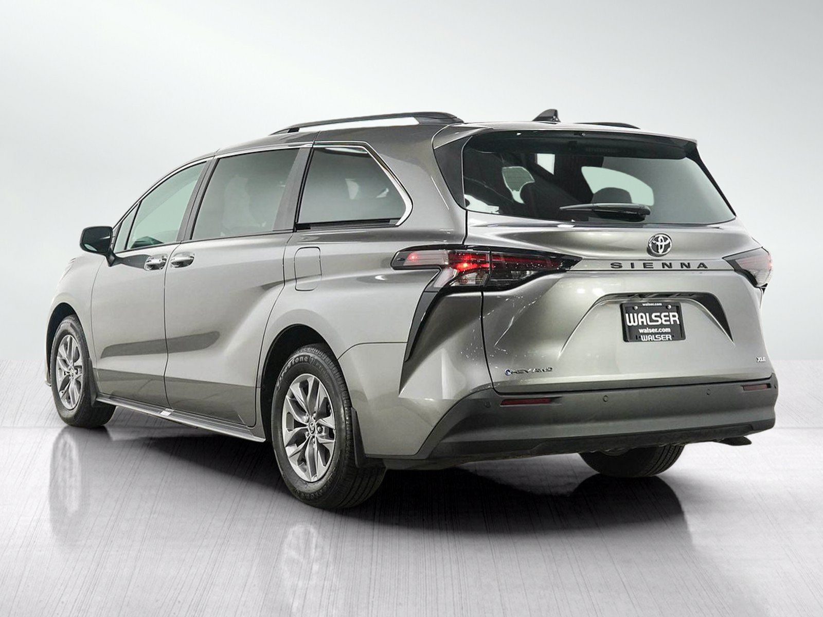Used 2026 Toyota Sienna XLE AWD/4WD image 3