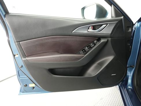 Used 2017 MAZDA MAZDA3 Grand Touring image 38