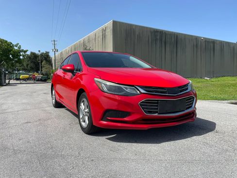 Used 2018 Chevrolet Cruze LT FWD image 3