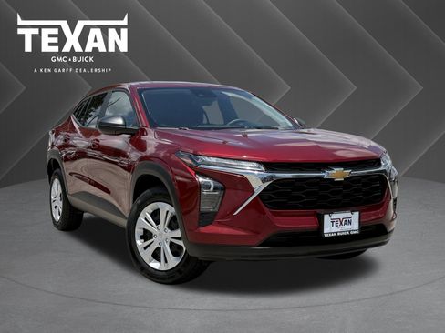 Used 2025 Chevrolet Trax LS FWD image 1