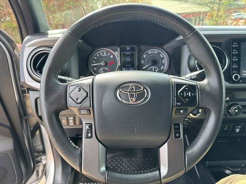 Used 2020 Toyota Tacoma TRD Sport w/ Technology Package image 19
