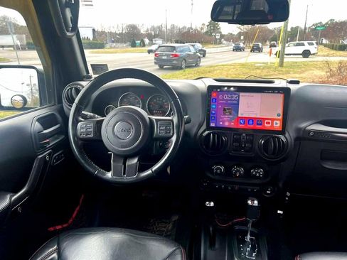 Used 2017 Jeep Wrangler Unlimited Rubicon image 2