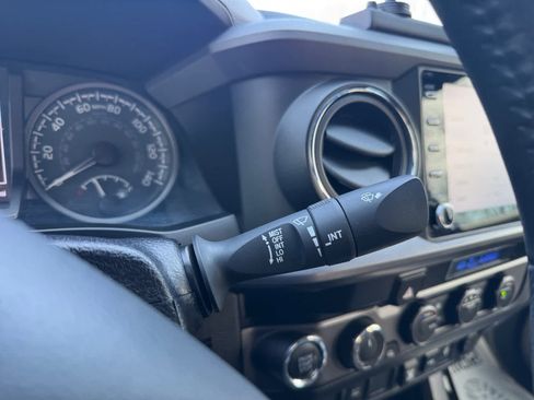 Used 2022 Toyota Tacoma TRD Off-Road image 17