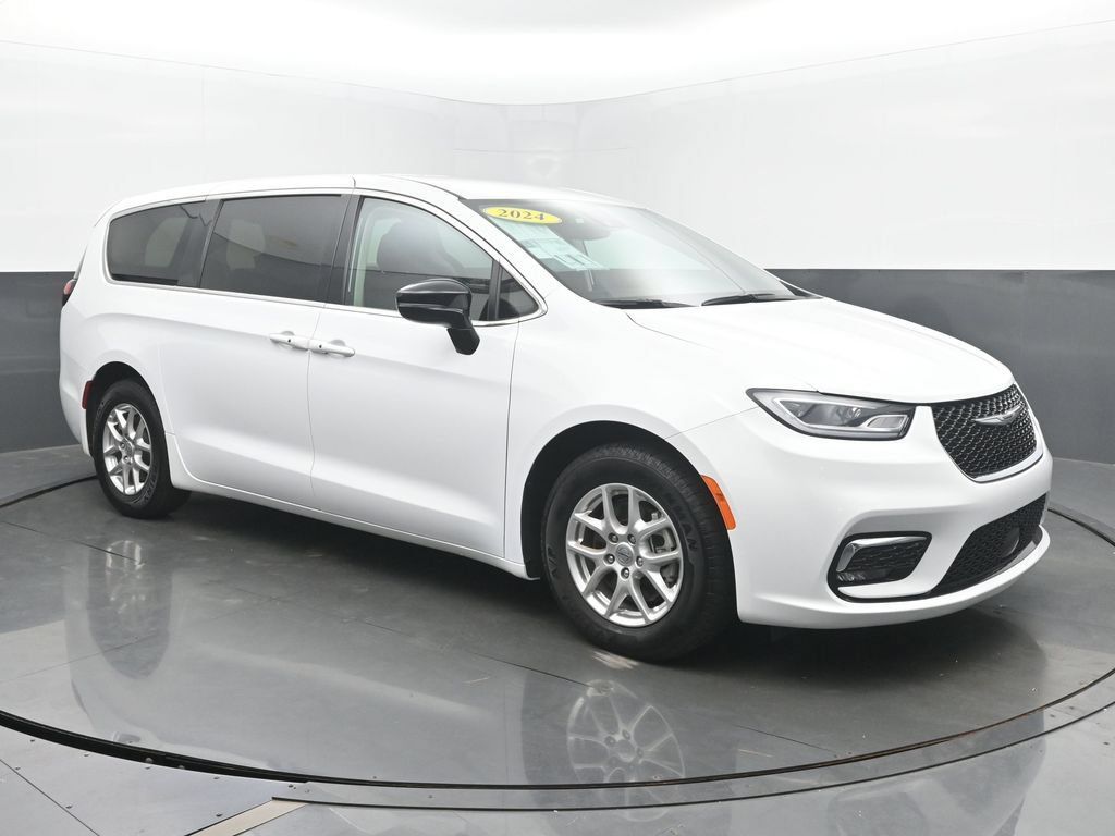 Used 2024 Chrysler Pacifica Touring-L FWD image 8