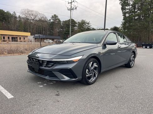 Certified 2025 Hyundai Elantra SEL w/ Cargo Package image 2