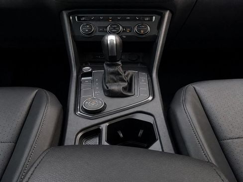 Certified 2020 Volkswagen Tiguan SE w/ Panoramic Sunroof Package AWD/4WD image 23