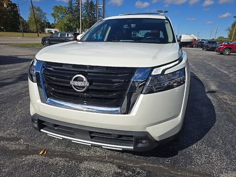 Used 2024 Nissan Pathfinder Platinum image 5