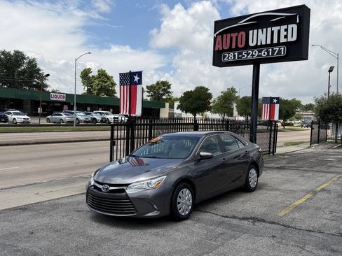 Used 2016 Toyota Camry LE FWD image 1