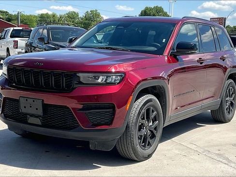 Used 2025 Jeep Grand Cherokee Altitude AWD/4WD image 3