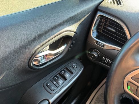 Used 2019 Jeep Cherokee Limited image 52