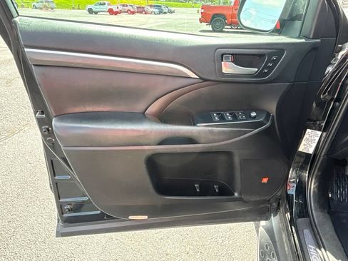 Used 2019 Toyota Highlander Limited FWD image 6