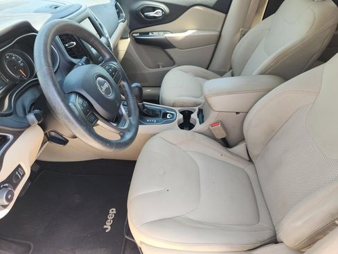 Used 2019 Jeep Cherokee Latitude w/ Popular Appearance Group FWD image 14