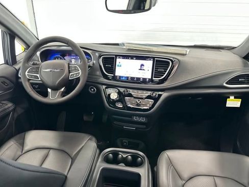 New 2025 Chrysler Pacifica Select image 14