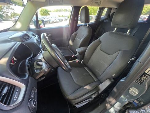 Used 2017 Jeep Renegade Latitude FWD image 14