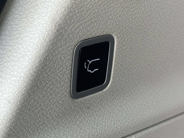 Used 2023 Chrysler Pacifica Touring-L FWD image 14