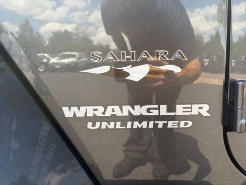 Used 2017 Jeep Wrangler Unlimited Sahara w/ Connectivity Group AWD/4WD image 20