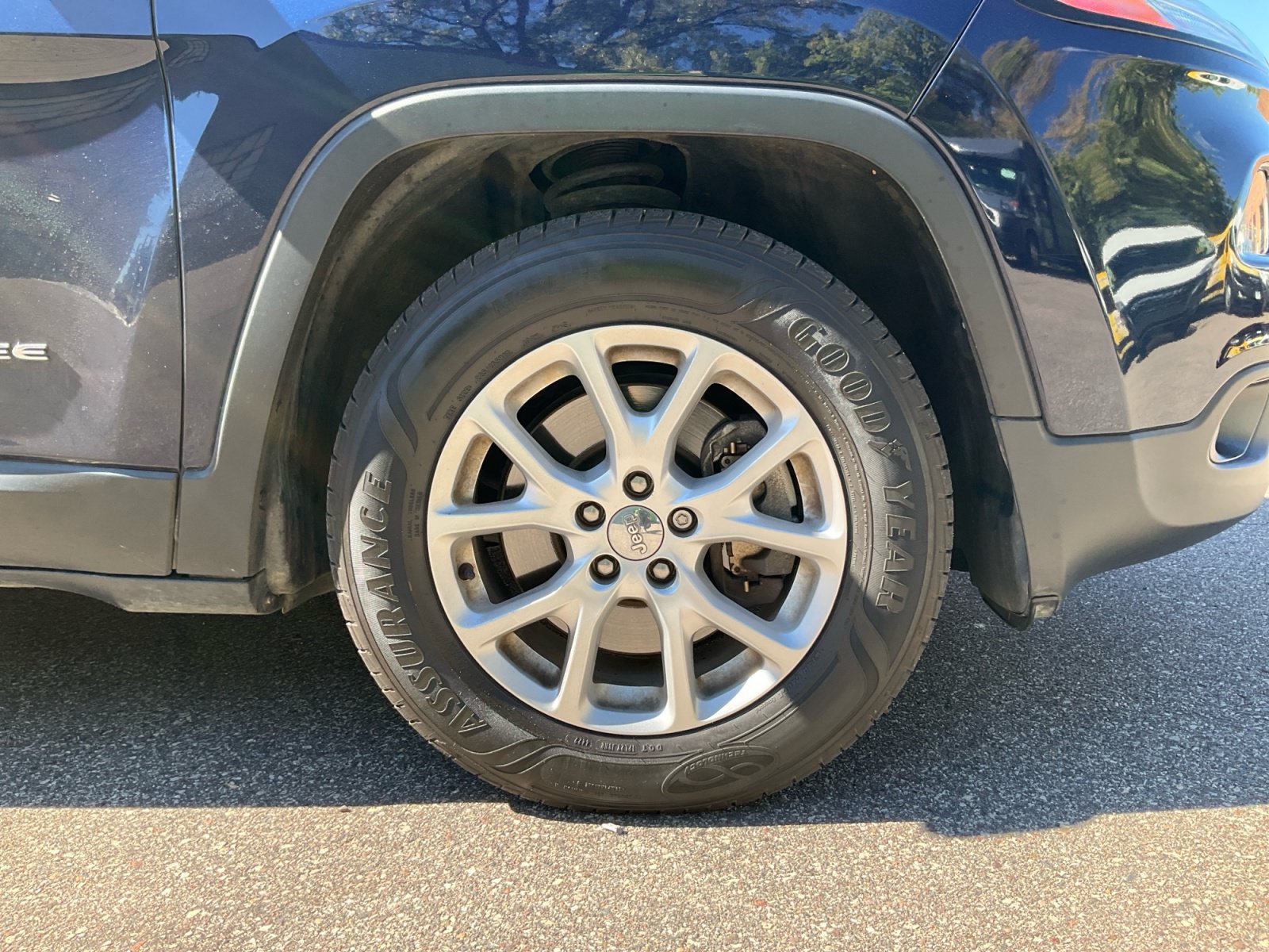 Used 2016 Jeep Cherokee Latitude w/ Cold Weather Group AWD/4WD image 18