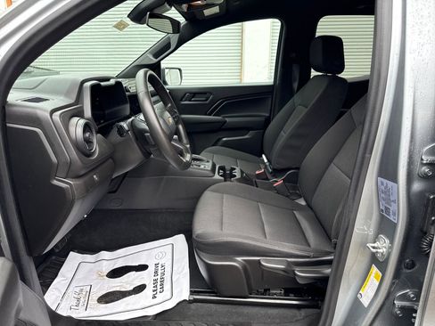 Used 2024 Chevrolet Colorado W/T image 9