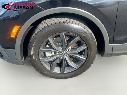 Used 2024 Volkswagen Tiguan SE image 41