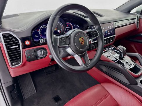 Certified 2023 Porsche Cayenne Platinum Edition image 4