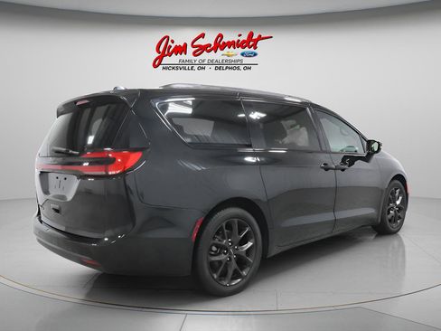 Used 2025 Chrysler Pacifica Limited FWD image 6