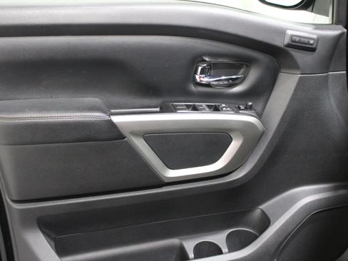 Used 2018 Nissan Titan SL RWD image 3