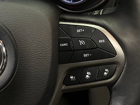Used 2019 Jeep Cherokee Limited w/ Technology Group FWD image 36
