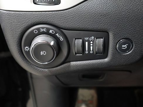 Used 2018 Jeep Cherokee Trailhawk w/ Comfort/Convenience Group image 33