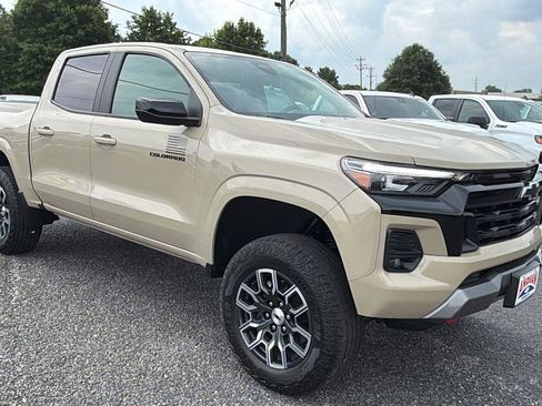 Used 2023 Chevrolet Colorado Z71 w/ Z71 Convenience Package 2 AWD/4WD image 3